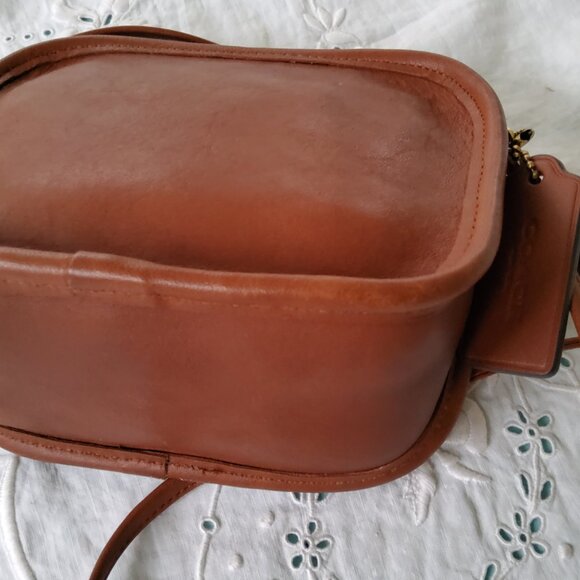 Vintage Coach Hadley Crossbody Handbag in British Tan 9935 - Picture 6 of 12